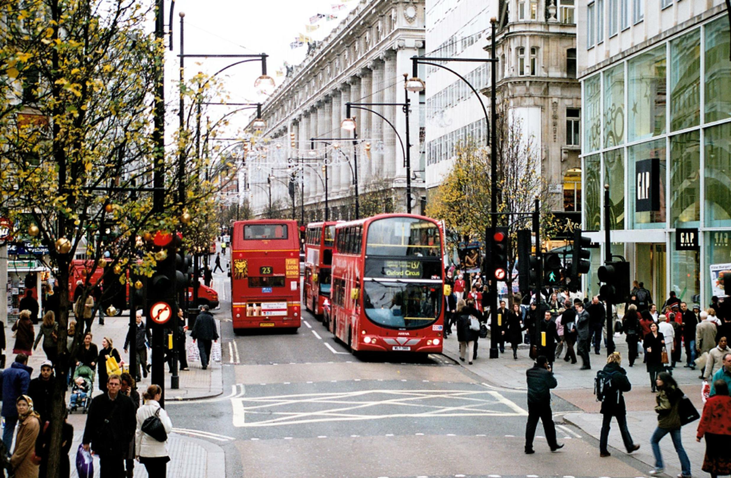Первая в мире в лондоне. Оксфорд-стрит в Лондоне. Великобритания Оксфорд стрит. Oxford Street в Лондоне. Достопримечательности Лондона Оксфорд стрит.