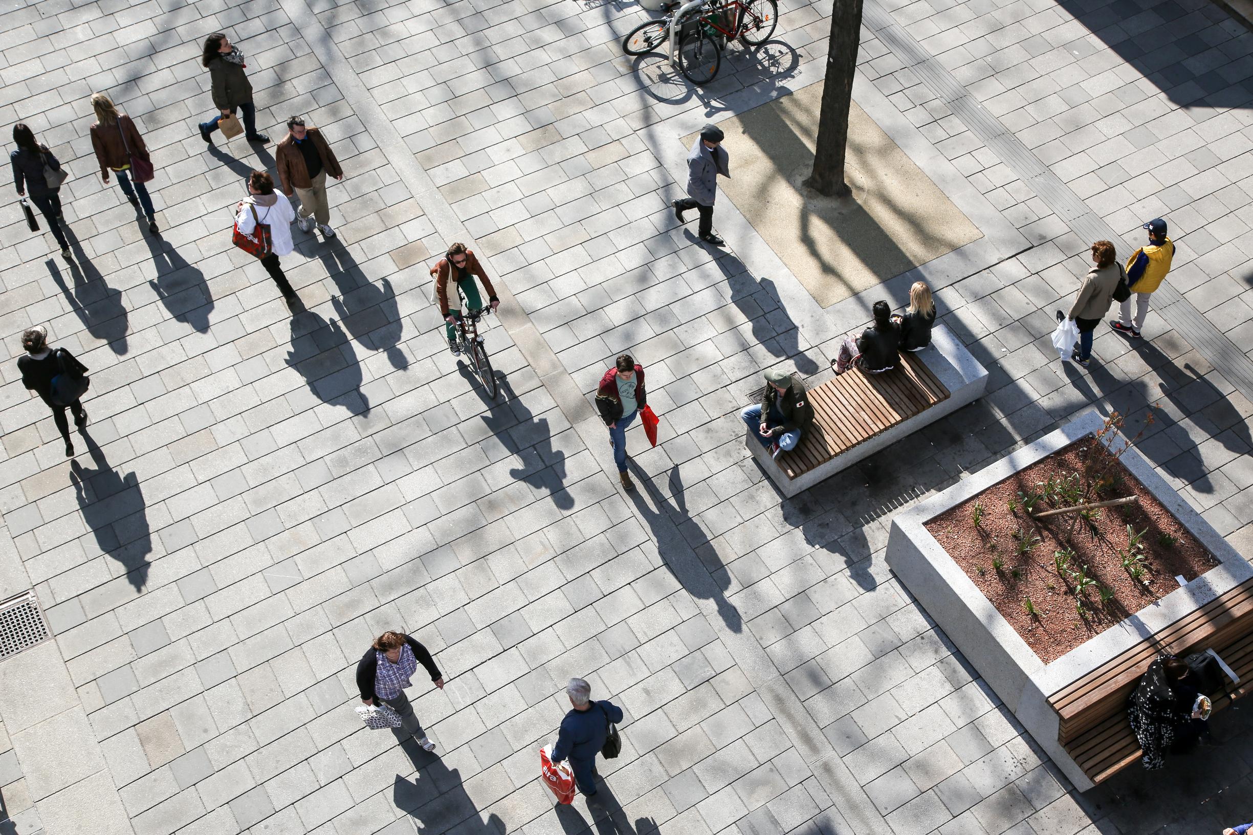 Mariahilferstraße. This key street, which is used by 25,000 to 70,000 pedestrians per day, has been transformed into a pedestrian zone of more than 900m length with an additional shared space zone of 500m at each end