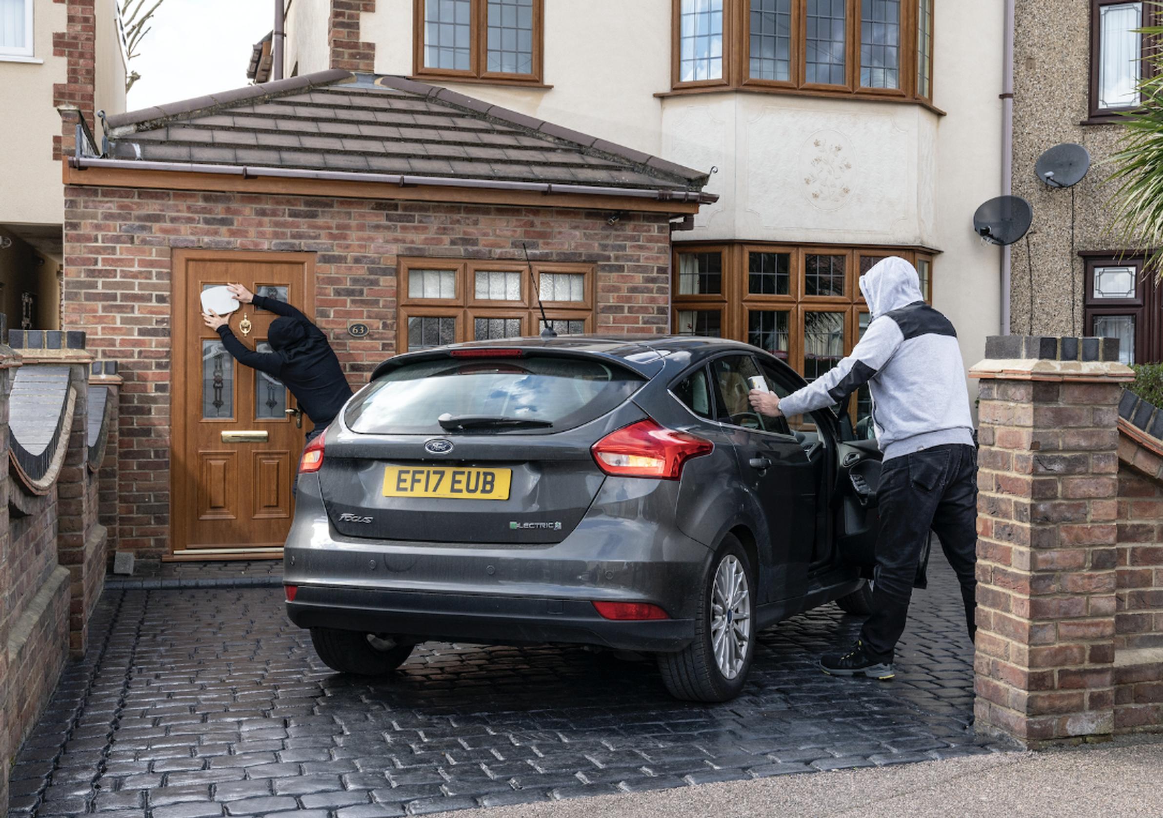 Car thieves deploying a jammer (Ford reconstruction)