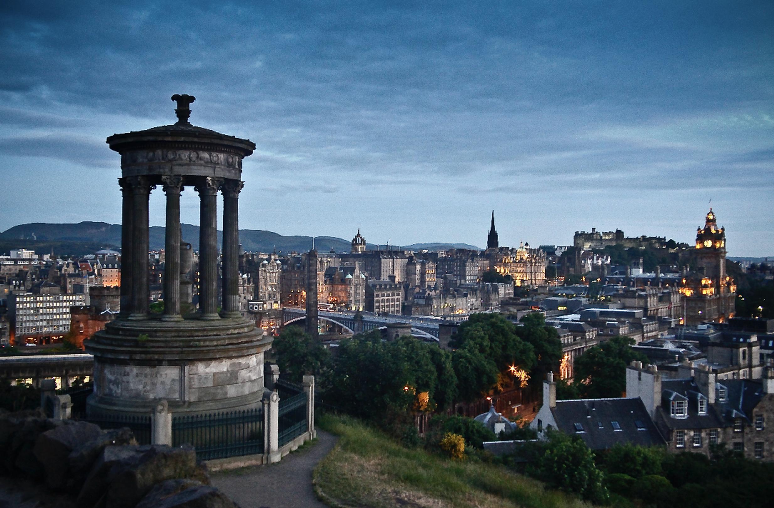 Edinburgh by Peter Cordes (Unsplash)