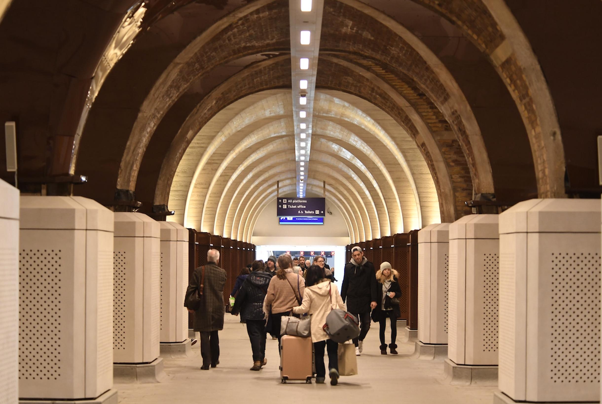 Passenger at London Bridge (Rail Delivery Group)