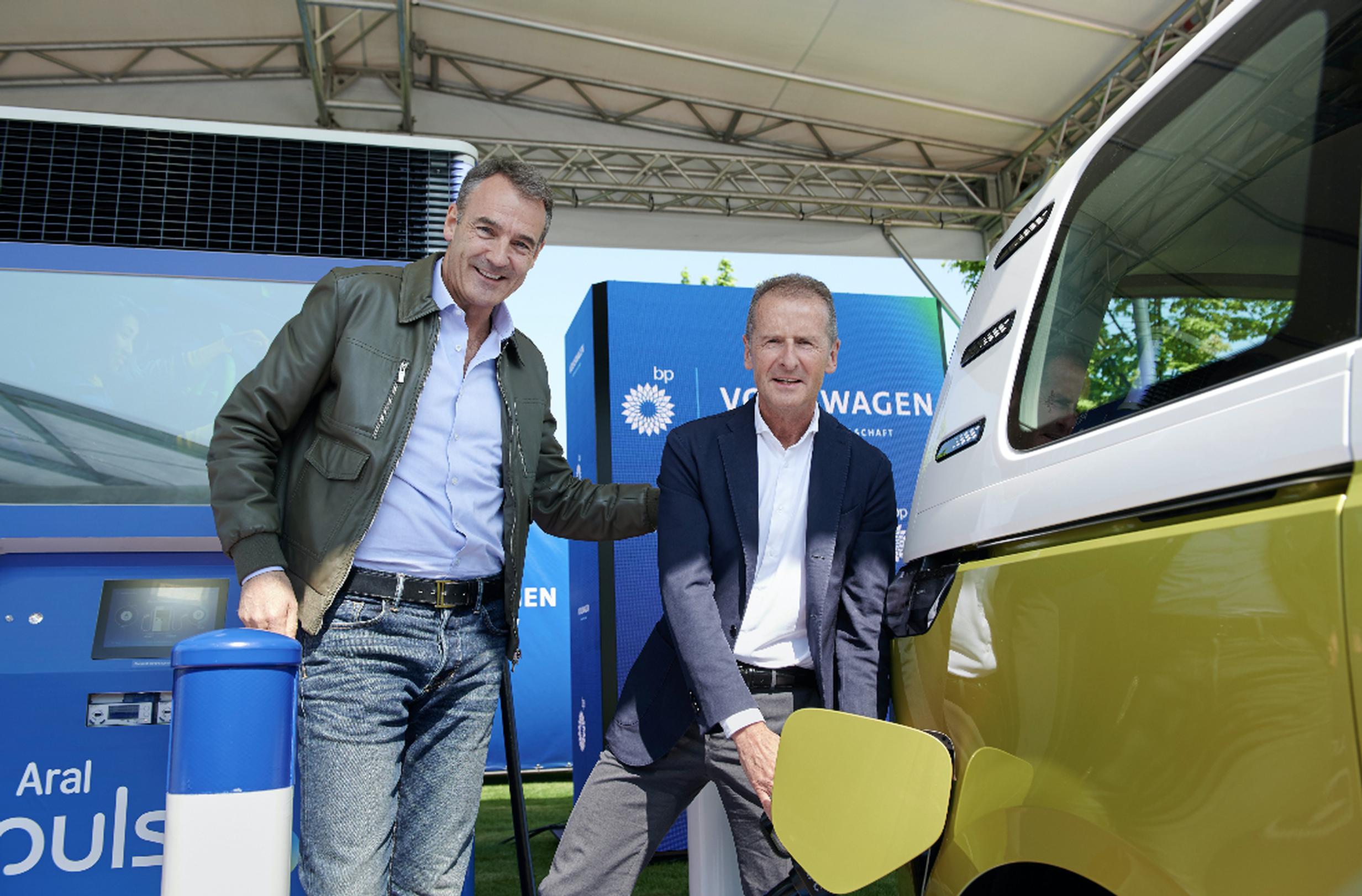 Bernard Looney and Herbert Diess launched the first BP/Aral flexpole fast charger in Dusseldorf