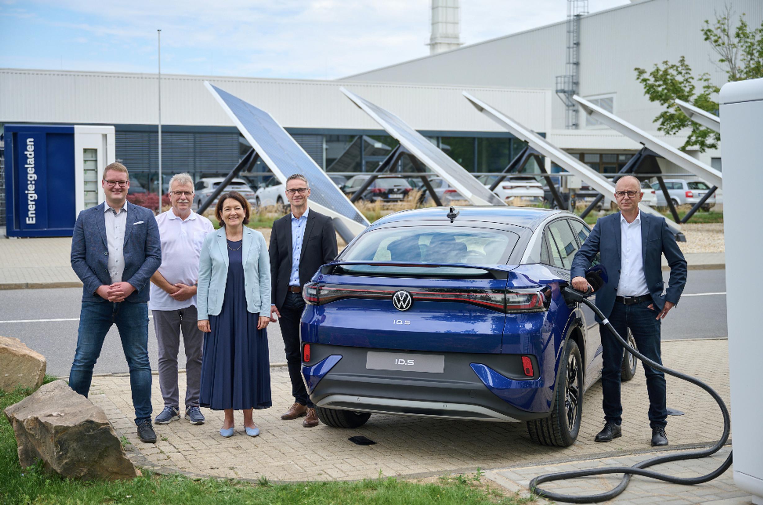 The high-power-charging park with new automotive powerbank in the background is open (from left): Florian Köhler, project manager AW Automotive, Ingolf Keller, energy officer, Karen Kutzner, managing director finance and controlling VW Saxony, Lars Thielemann, head of planning and Jörg Engelmann, head of innovation