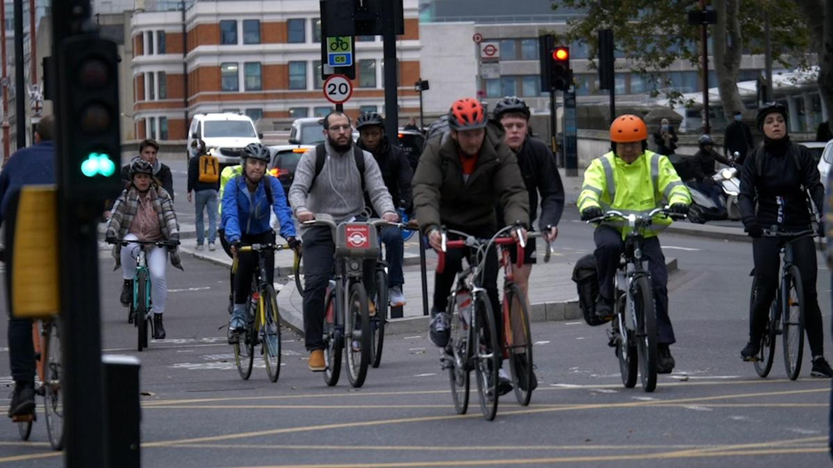 Cycling levels rose 47% on weekdays according to DfT stats