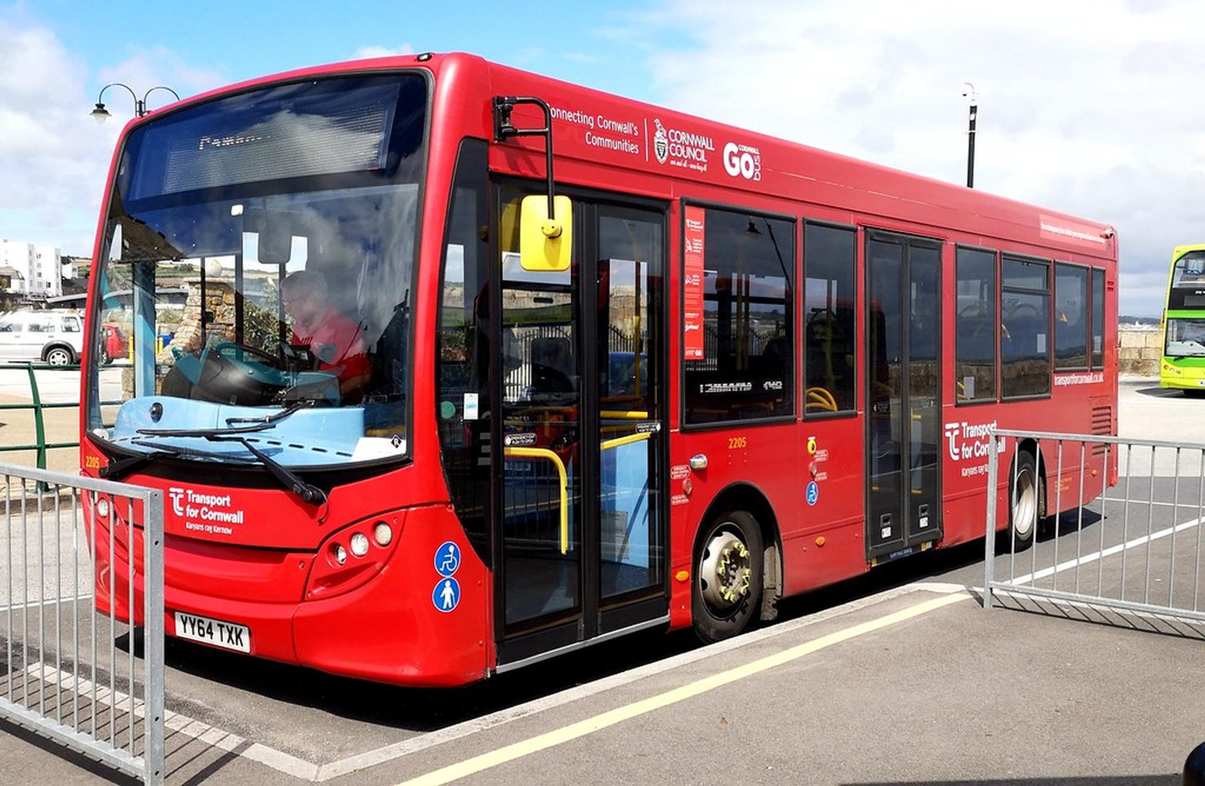 A flat-rate bus pilot scheme in Cornwall has resulted in a 10% rise in passengers, says the DfT