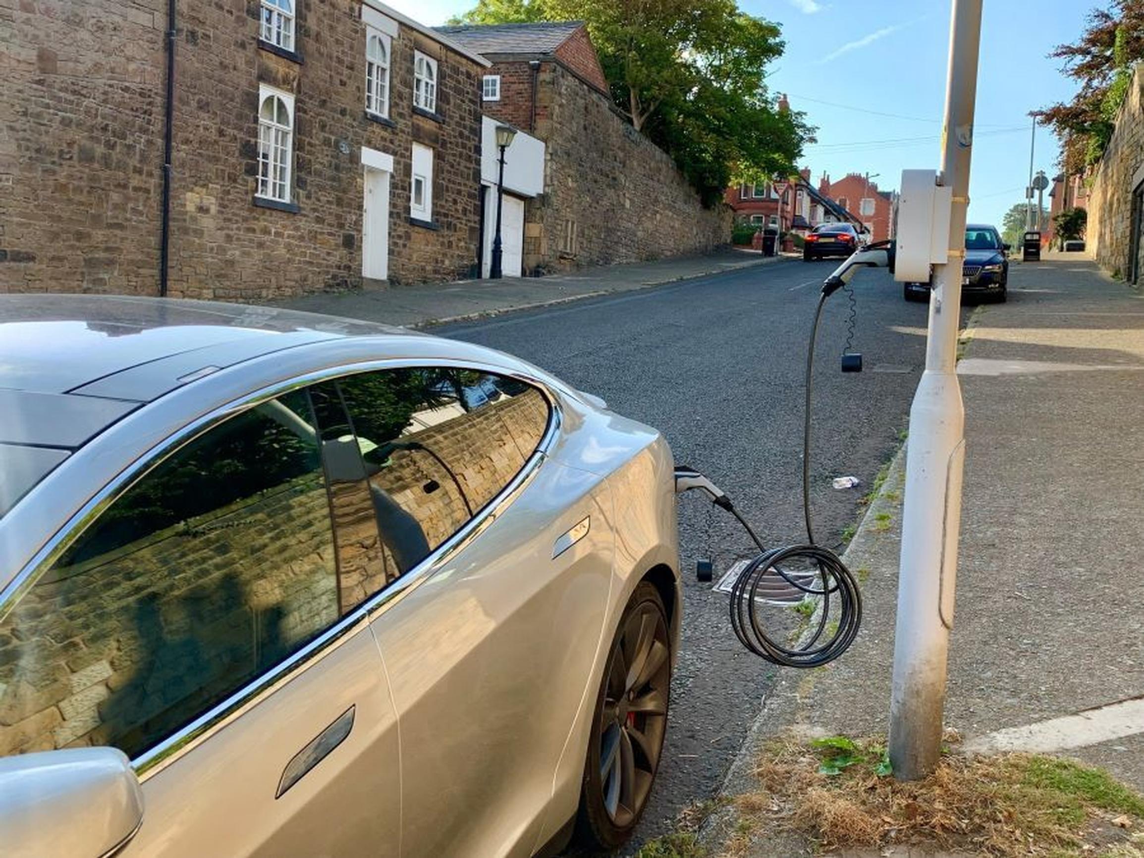 Car piugged into lamp column