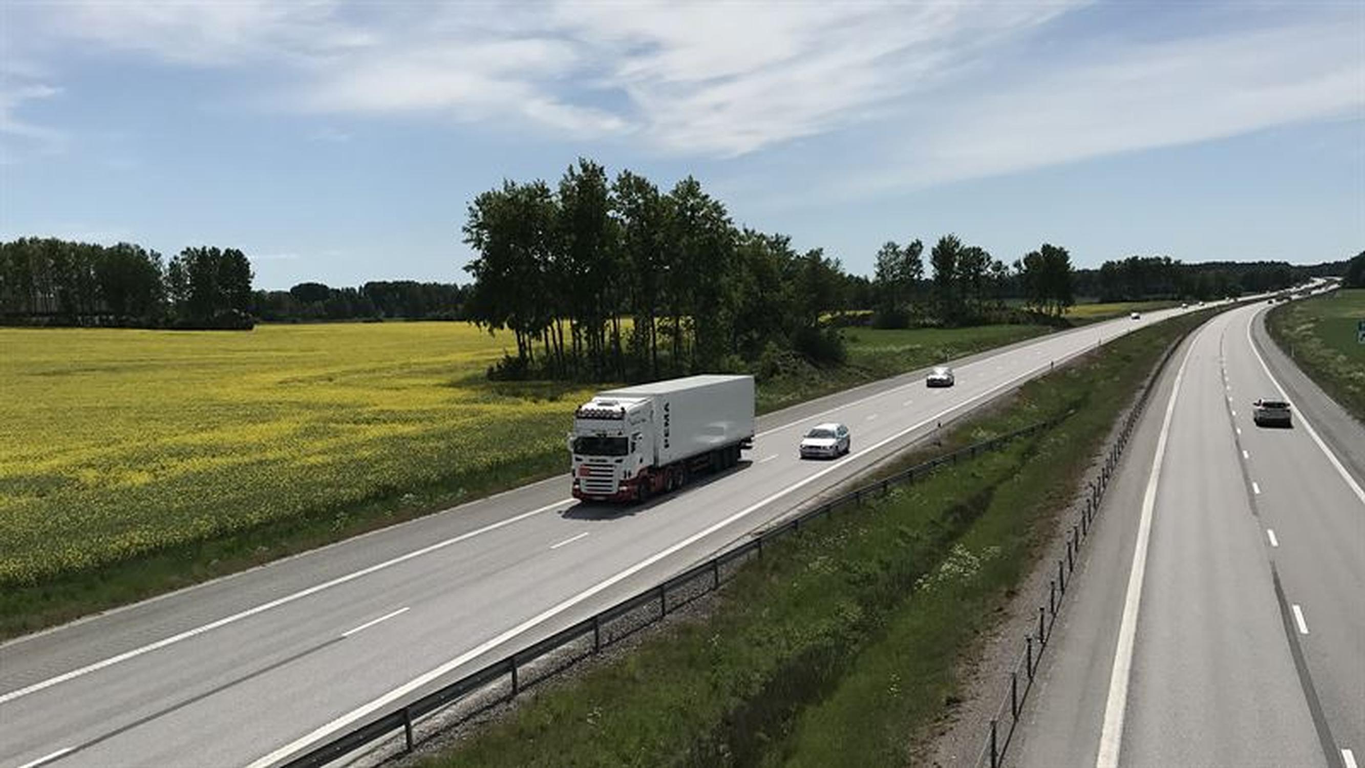When vehicles can be charged dynamically while driving, the battery size can be reduced and still meet all travel demands. This results in lower environmental impact and costs, according to new research from Chalmers. In Sweden, the first electric road will be a 21-kilometre stretch between Örebro and Hallsberg. The Swedish Transport Administration is leading the project and the road is expected to be completed by 2026. It has not yet been decided which type of charging technology will be used (Swedish Transport Administration/WSP)