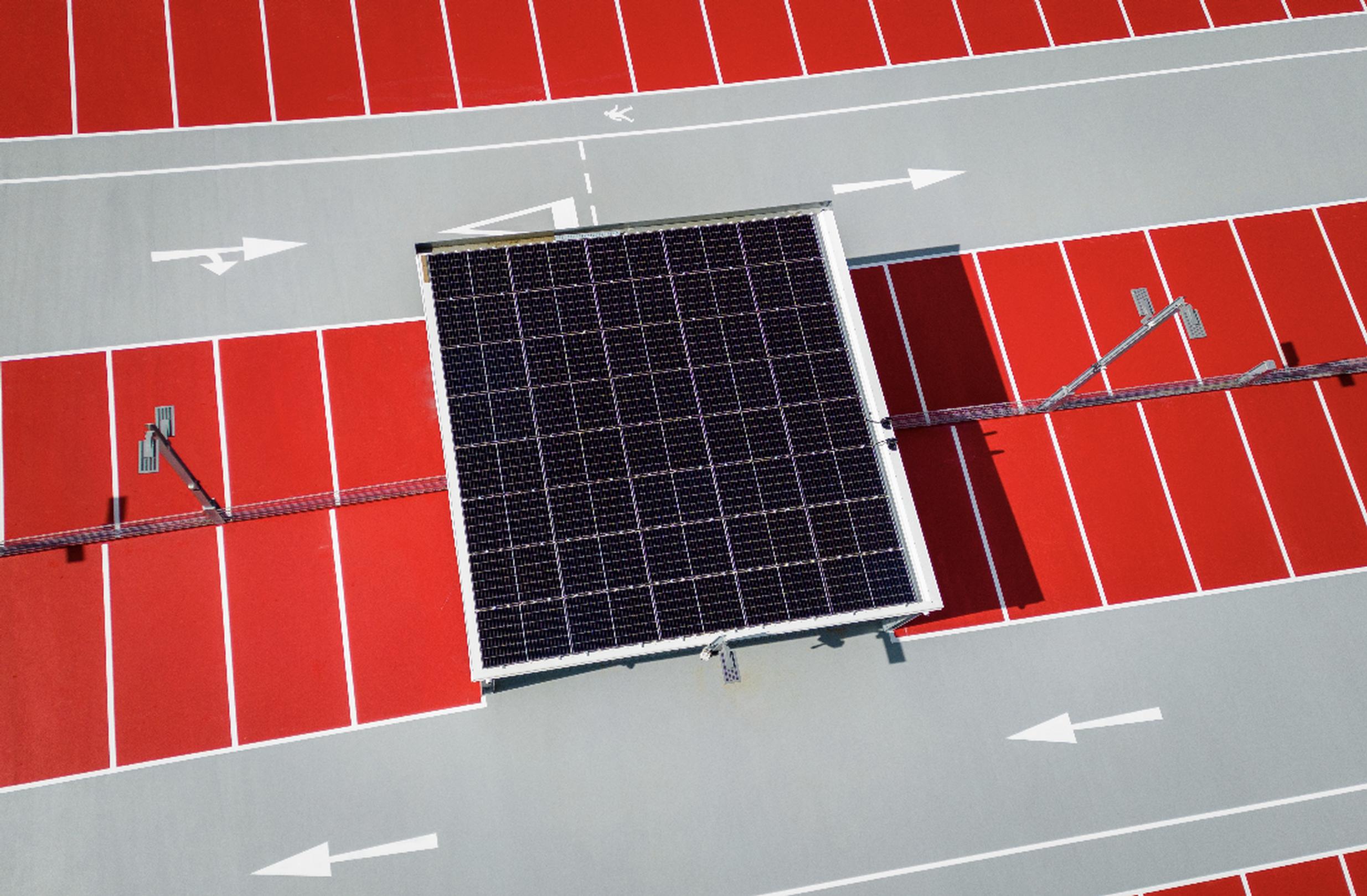 یک پنل خورشیدی بر روی سقف Stevenage MSCP