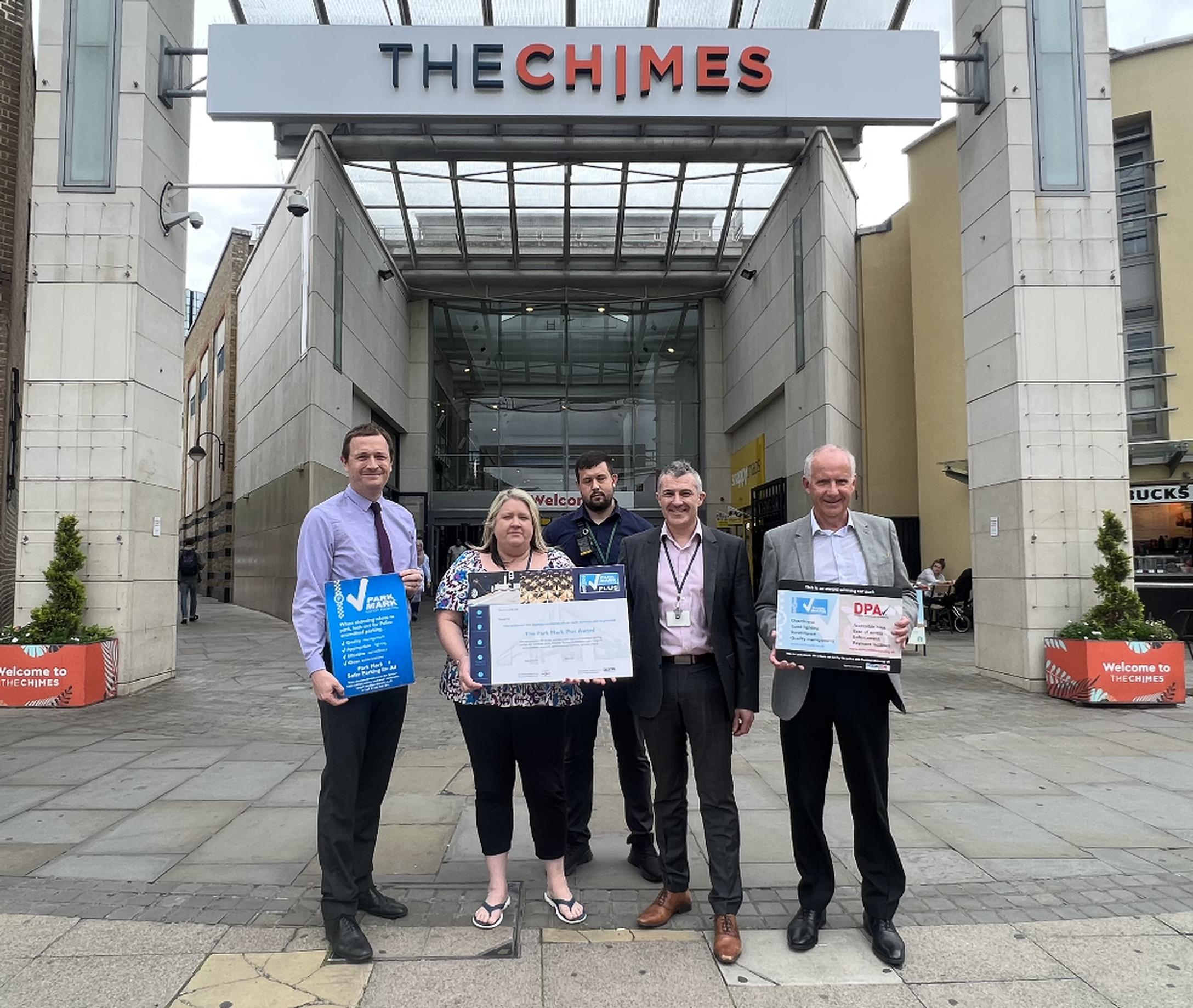 PC Rob Palin joins The Chimes’ Kellie Morley, team member and Mark Cookson
with the BPA’s Antony Powell