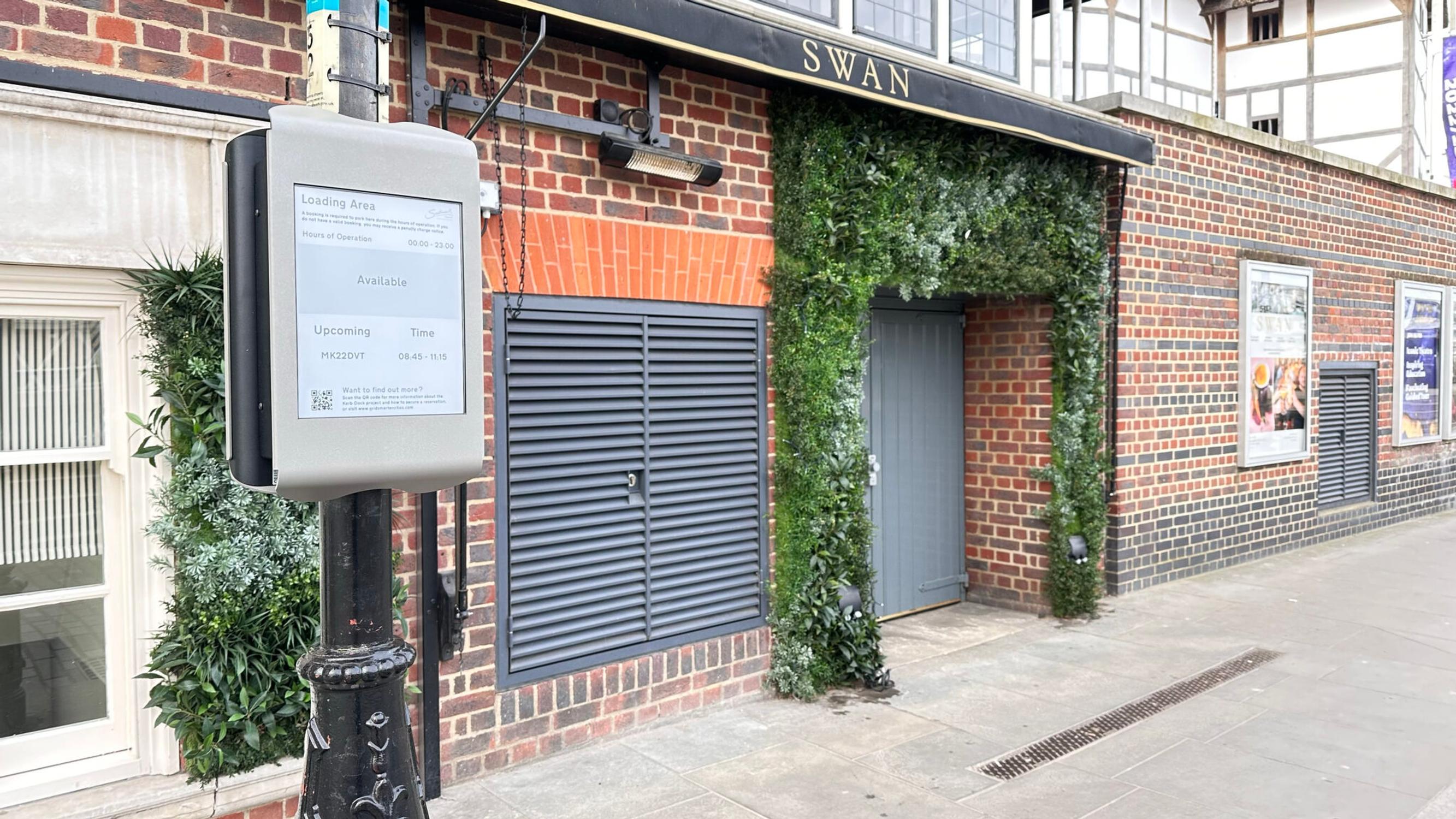 A live bay in Bankside Pier with on-street e-ink sign