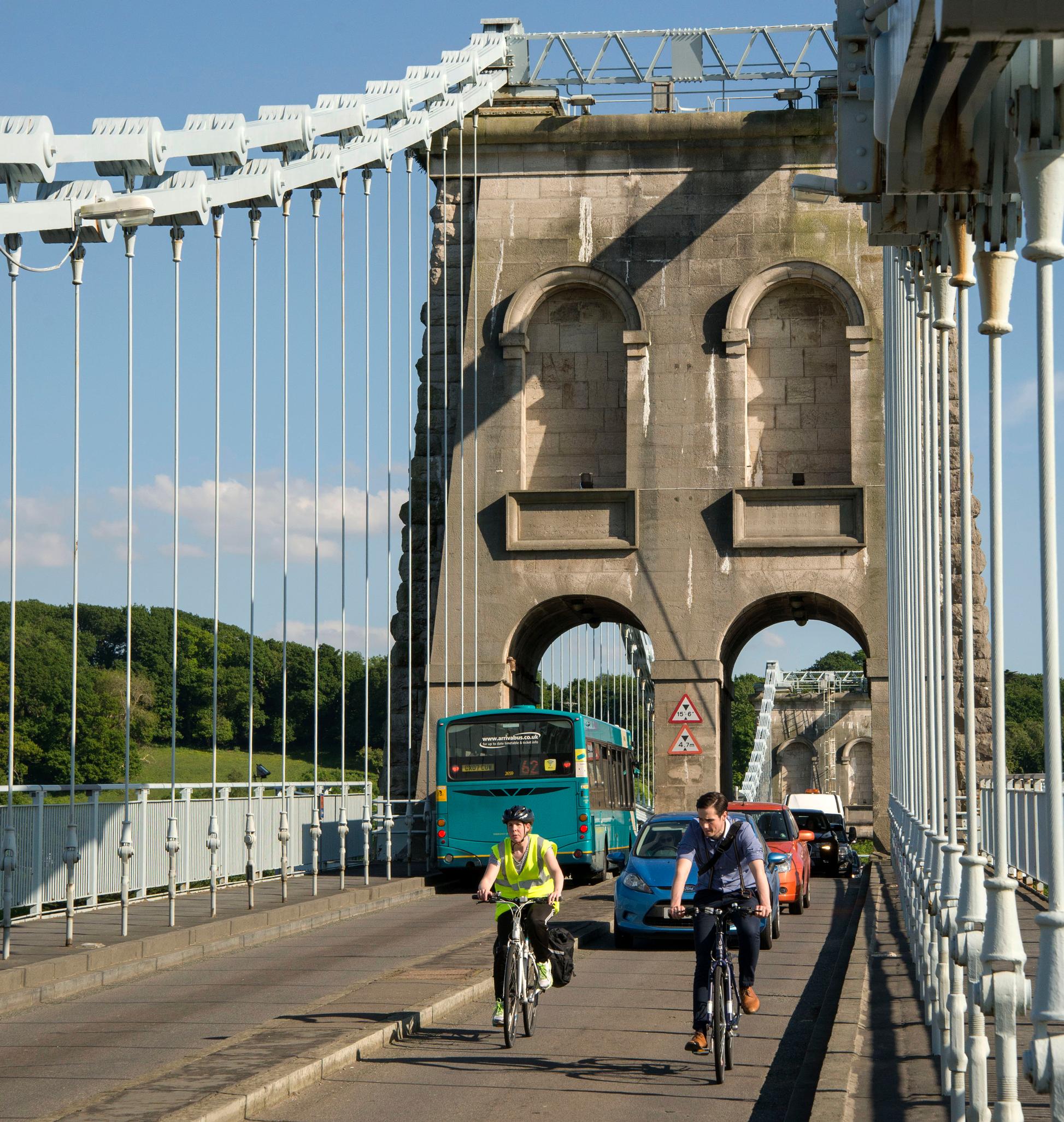 Cycling on the Menai Suspension Bridge would be more attractive if vehicles were held back by traffic signals, says the commission