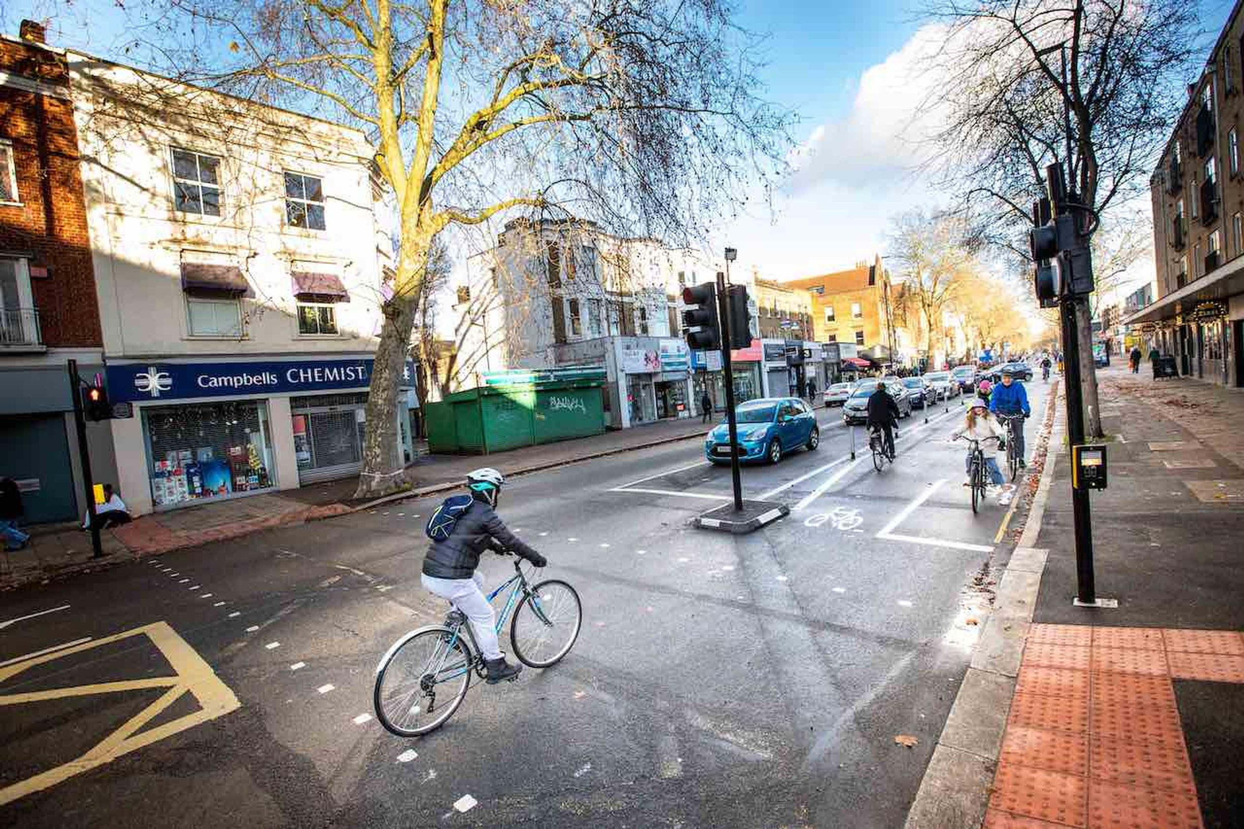 The CS9 cycle highway on Chiswick High Street
