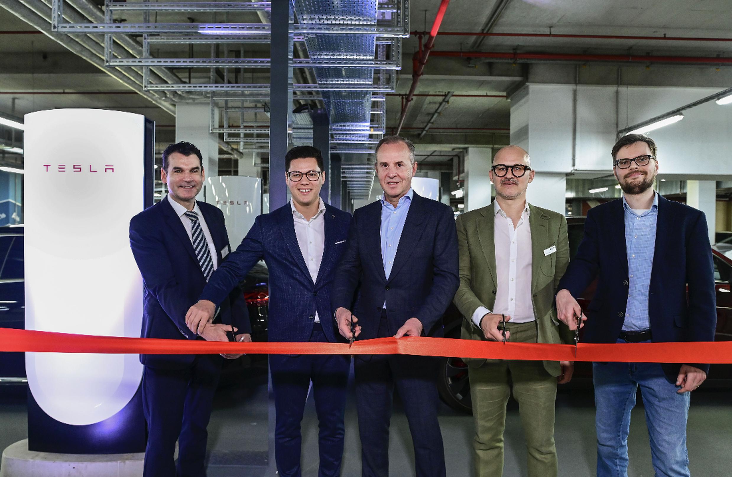 A Tesla fast-charging is being built in the APCOA multi-storey car park at Berlin`s ALEXA shopping centre: (L-R) Oliver Hanna, centre manager, Malte Kendel, manager charging, Tesla, Philippe Op de Beeck, CEO, APCOA, Niels Christ, group director for urban hubs, APCOA and Martin Sölle, senior project manager innovation, Berlin Agency for Electromobility (eMO)