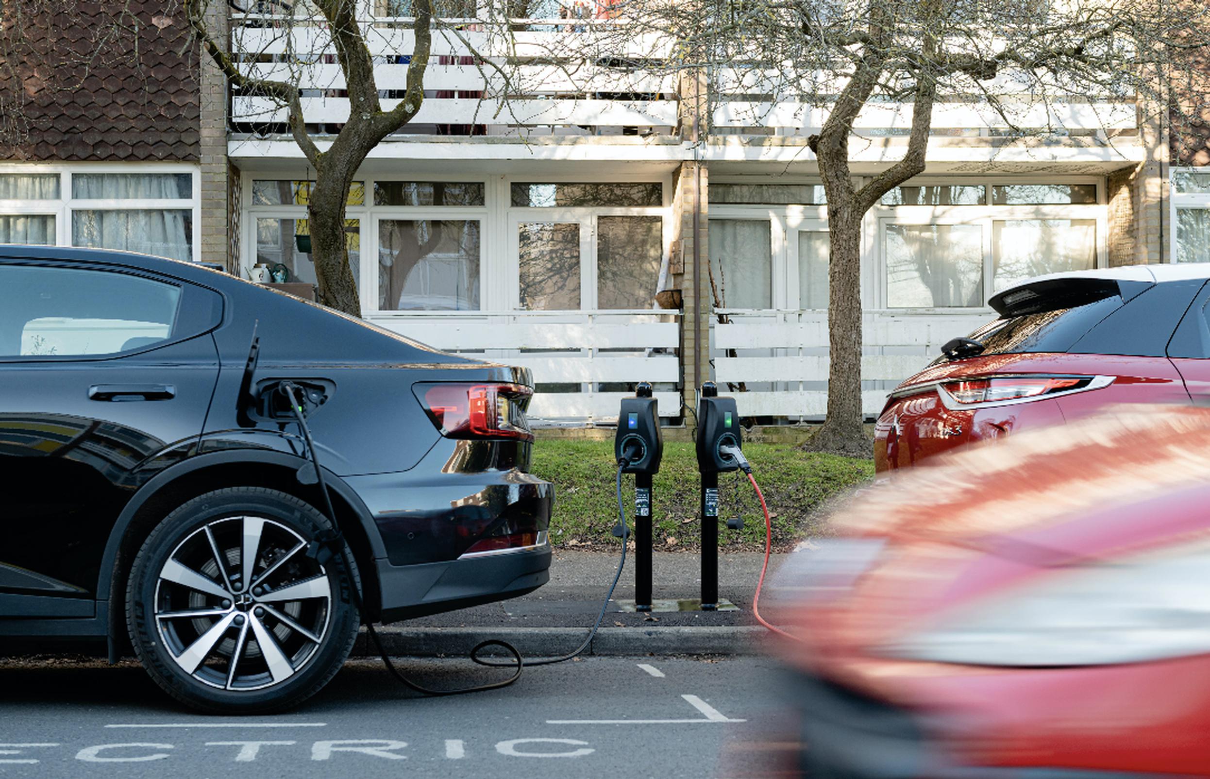 Connected Kerb launches public smart EV charging feature