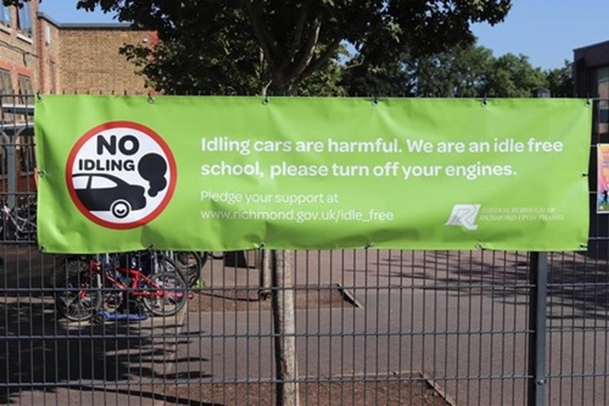 An anti-idling banner outside a school in Richmond upon Thames