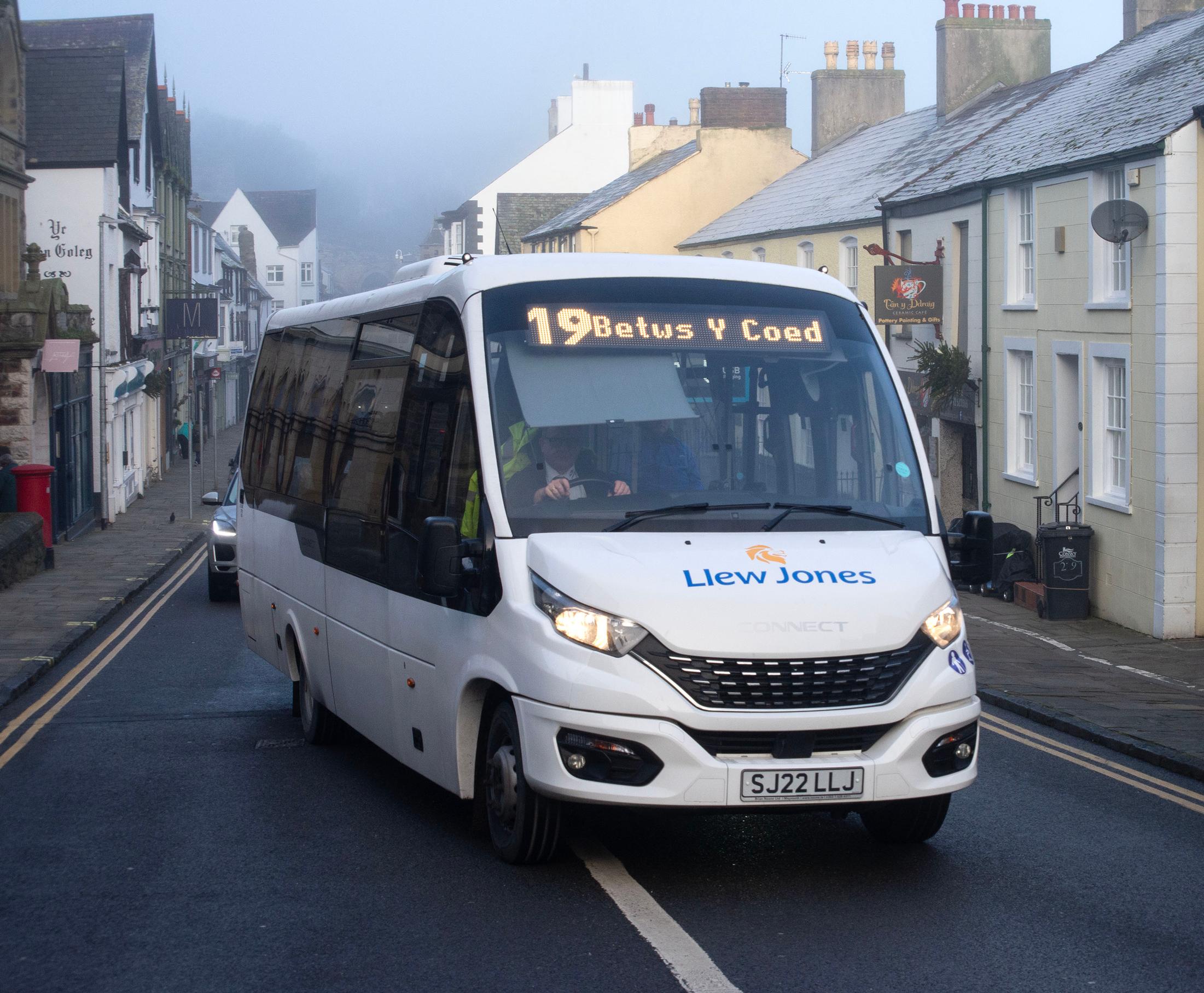 Minister Ken Skates has promised support for SME bus operators to help them through the franchising process