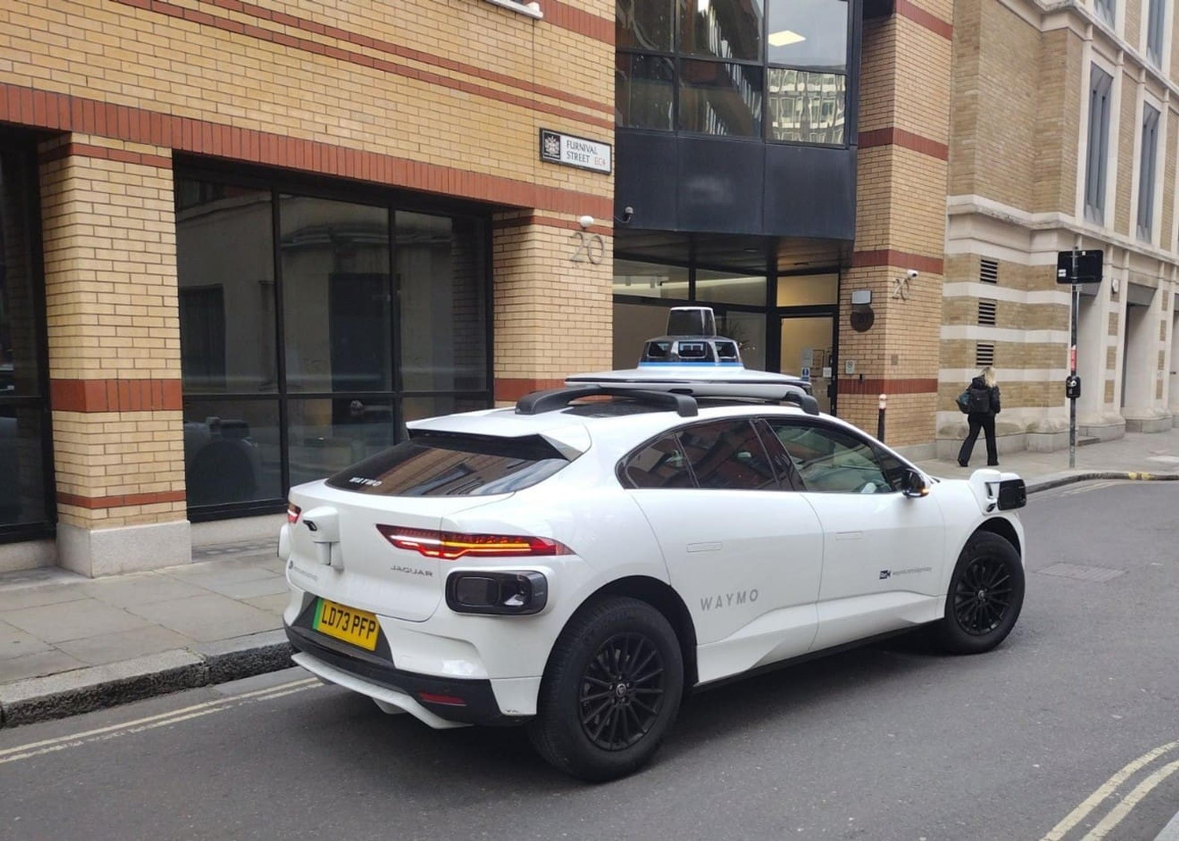 Khan and Alexander face standoff over Robotaxi approval in London