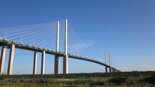 The four-lane Queen Elizabeth II bridge at Dartford carries southbound M25 traffic over the Thames. Two tunnels carry northbound traffic. Carter says it would be “madness” to provide an additional crossing here
